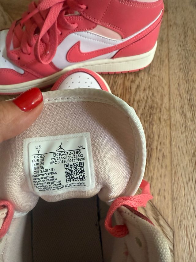 Air Jordan 1 Mid Coral