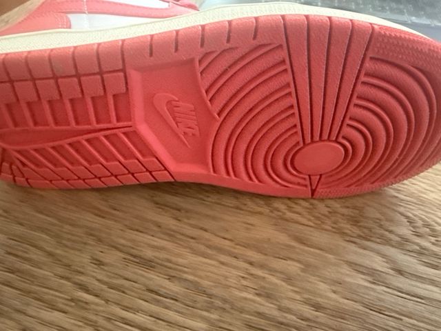 Air Jordan 1 Mid Coral