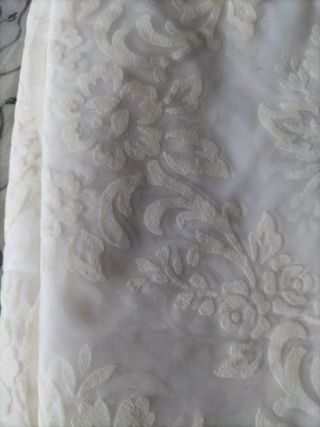 Colcha blanca o sobrecama de terciopelo