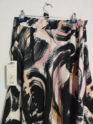 Falda midi estampada negra y rosa