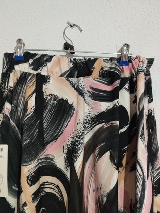 Falda midi estampada negra y rosa