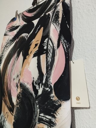 Falda midi estampada negra y rosa