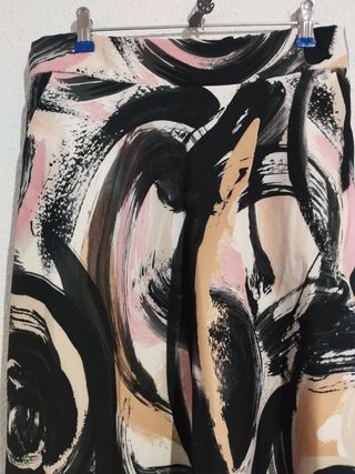 Falda midi estampada negra y rosa