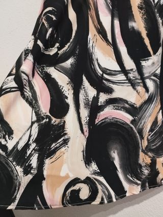 Falda midi estampada negra y rosa