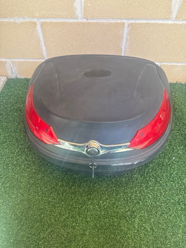 Baúl moto de 45litros. Con dos cascos.