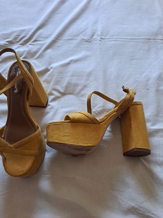 Sandalias plataforma Zara mostaza
