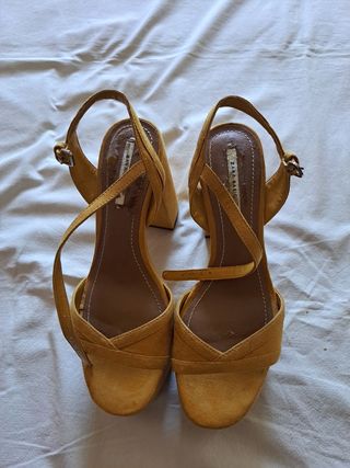 Sandalias plataforma Zara mostaza
