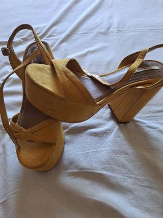 Sandalias plataforma Zara mostaza