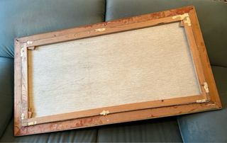 Cuadro vintage al óleo: paisaje con perro y aves.