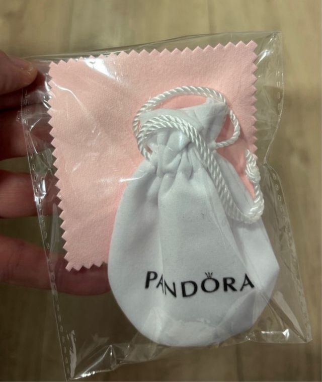 Charm momia con pirámide