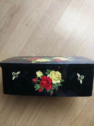 Caja grande de galletas. Chapa policromada. 
