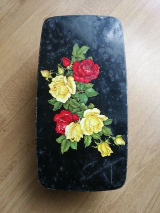 Caja grande de galletas. Chapa policromada. 
