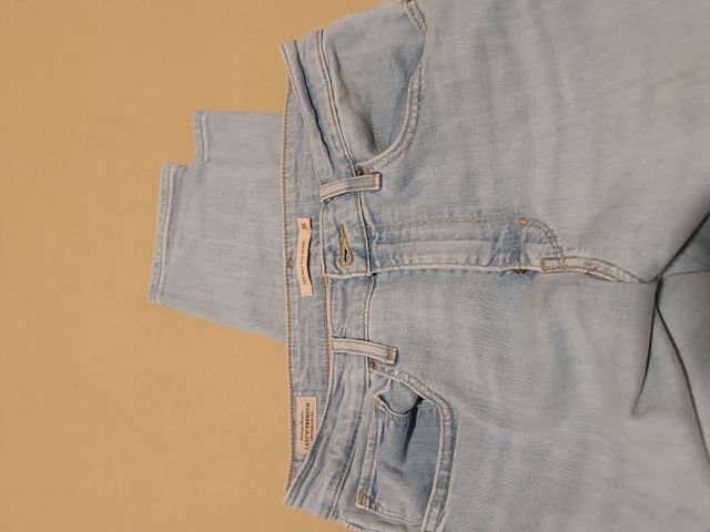 Levi's 721 High Rise Skinny 30 Disponible 2 unid.