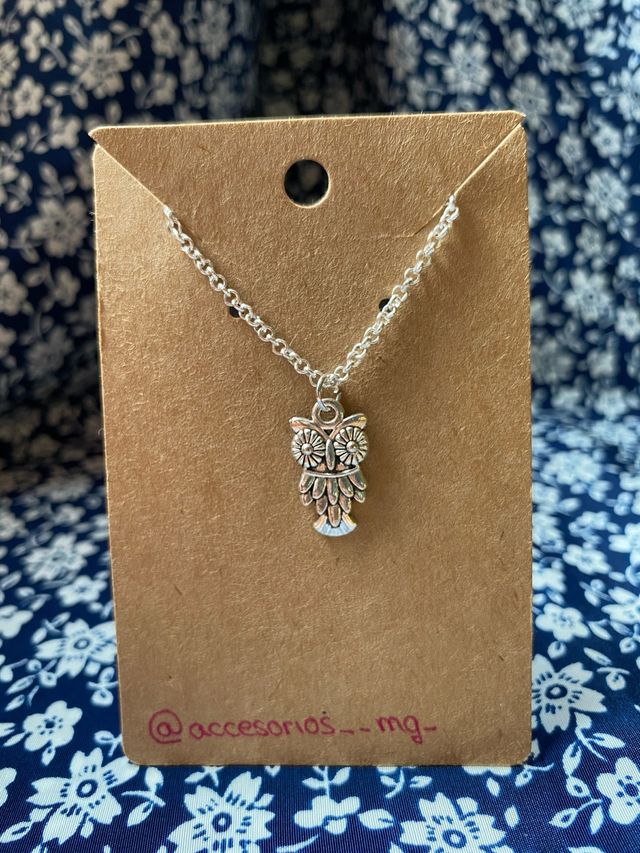 Colgante búho con cadena.