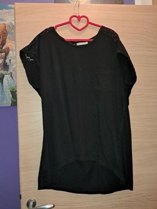 Maglia nera con pizzo sul dietro