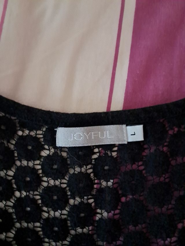 Maglia nera con pizzo sul dietro