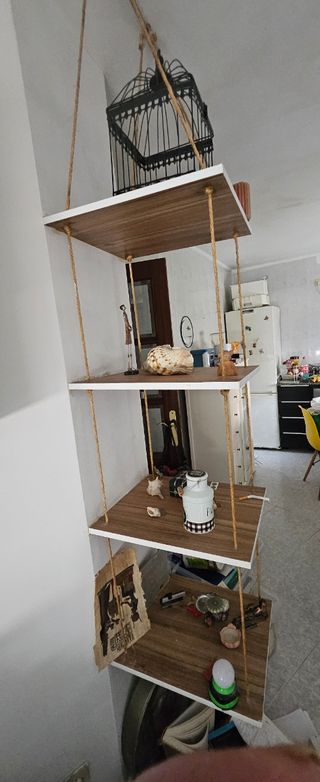 Estantería colgante de madera