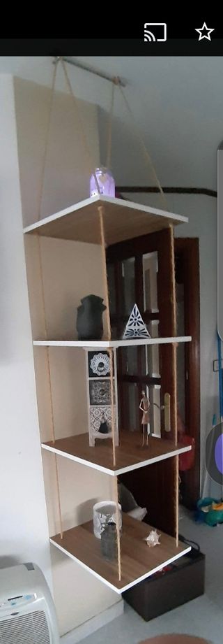 Estantería colgante de madera