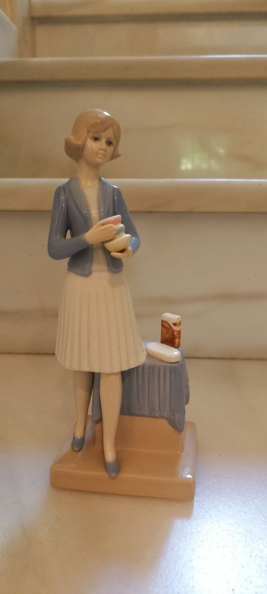 Figura porcelana Rex - Mujer con tazas