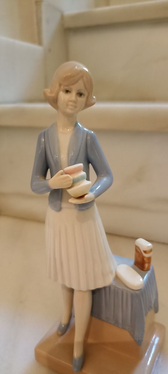 Figura porcelana Rex - Mujer con tazas