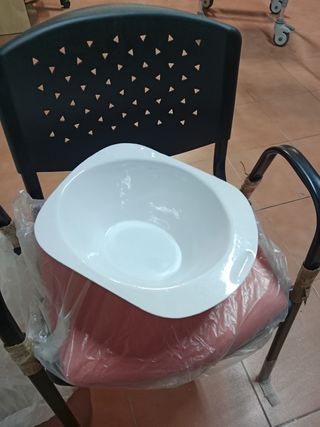 Silla para baño con ruedas e inodoro