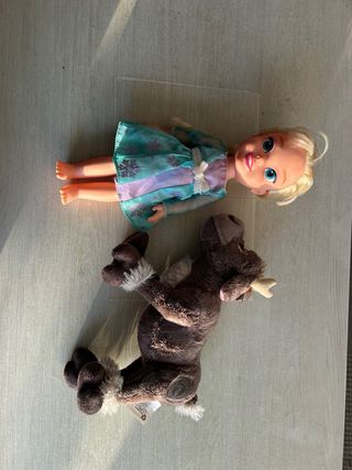 Muñeca Elsa con peluche Sven