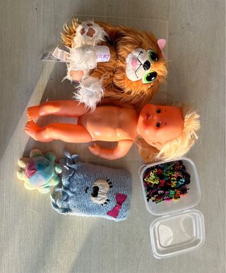 Muñeca nenuco con peluches