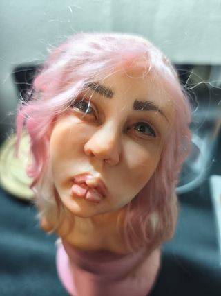 Escultura, figura bustop artista BIBSLOVELYPAM