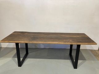 Mesa antigua nogal con patas negras hierro