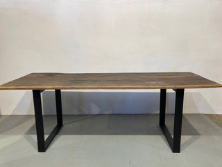 Mesa antigua nogal con patas negras hierro