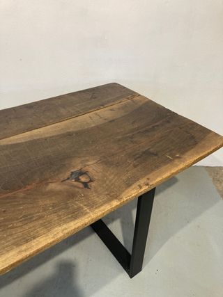 Mesa antigua nogal con patas negras hierro