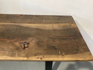 Mesa antigua nogal con patas negras hierro
