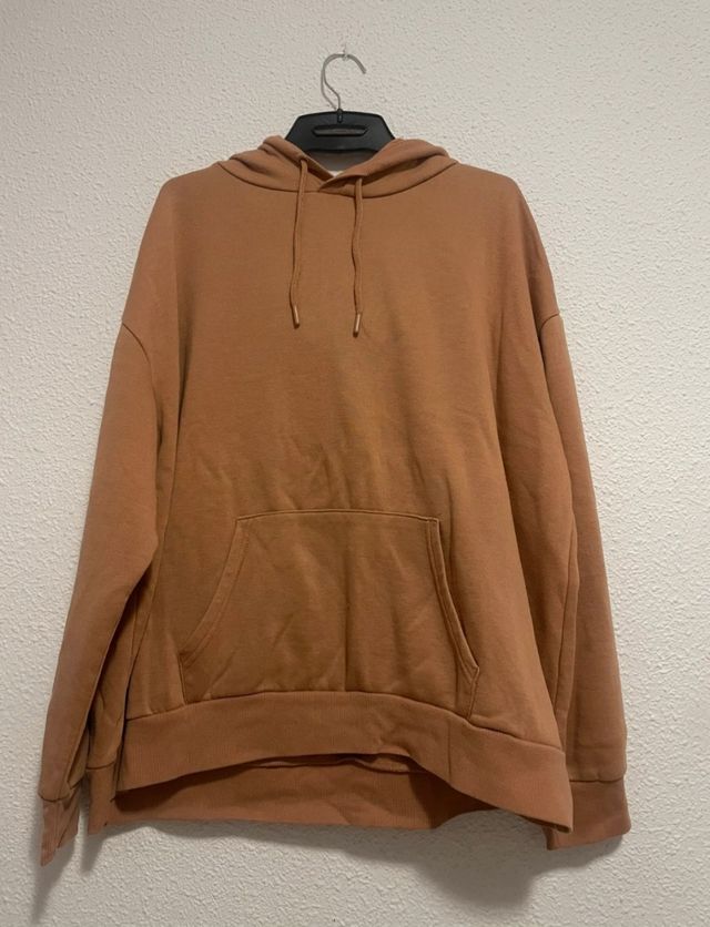 Sudadera marrón con capucha