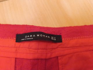 Pantalones Zara rojos.