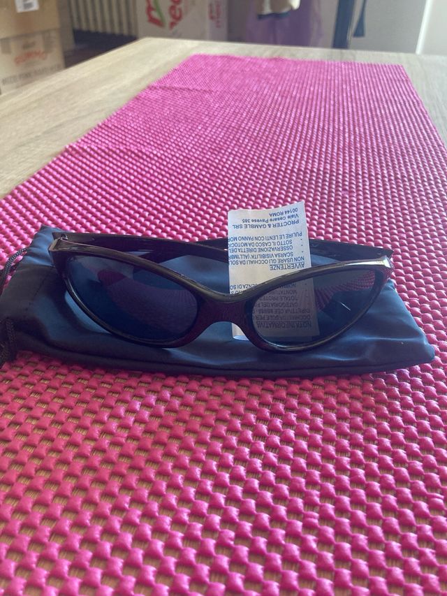 Occhiali da sole neri - nuovi