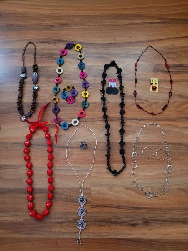 Lote collares, pendientes, pulsera y anillos