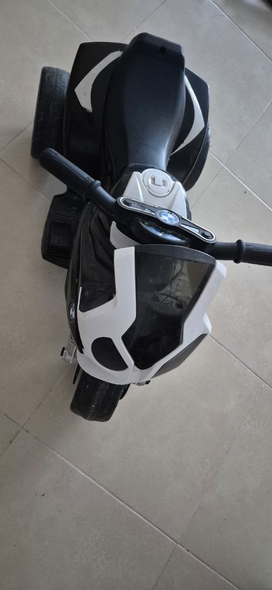 Moto eléctrica infantil BMW