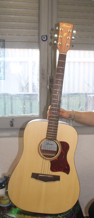 CHOLLAZO: GUITARRA ACÚSTICA IBANEZ