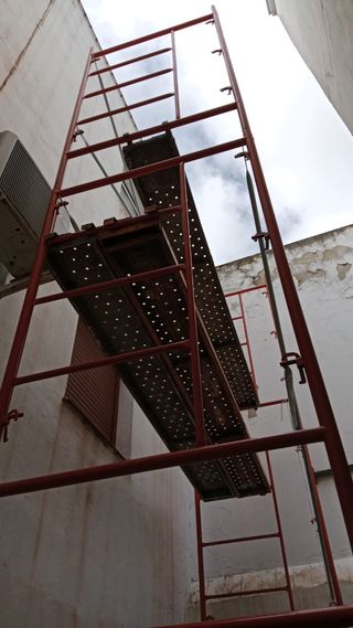 Se alquila cuerpos de andamios. 15€ por día.