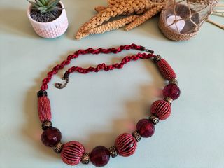 Collar rojo con cuentas