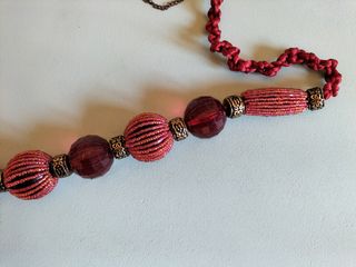 Collar rojo con cuentas