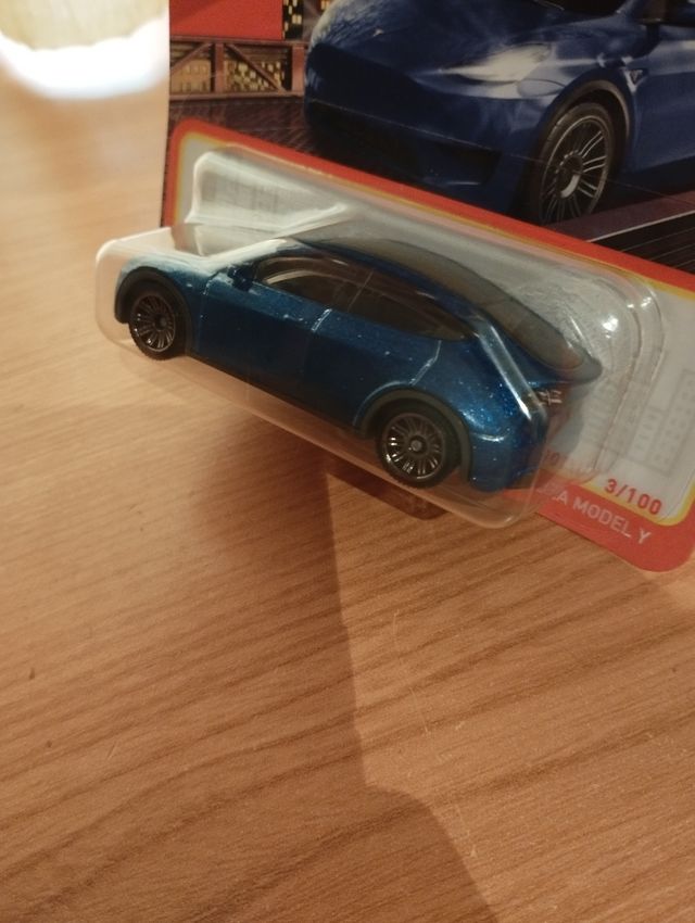 Matchbox Tesla Model Y Azul