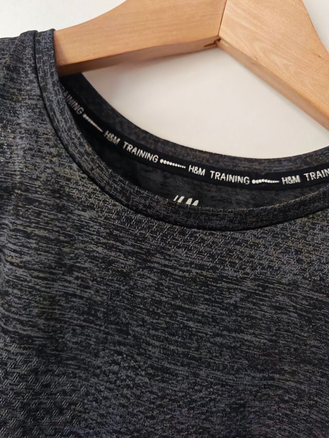 Top deportivo H&M gris