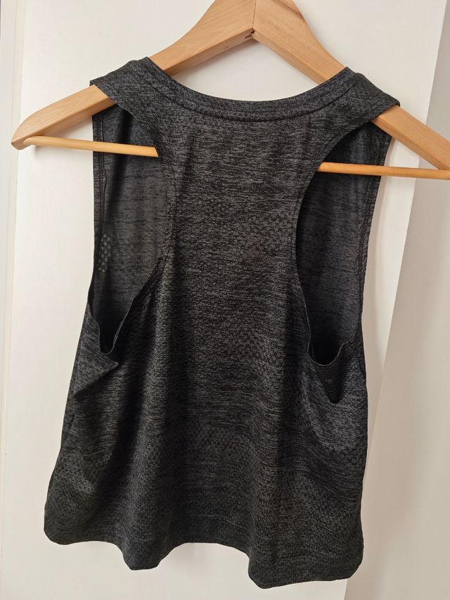 Top deportivo H&M gris
