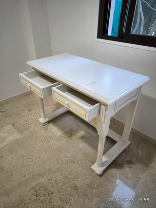 Mesa escritorio blanca y dorada