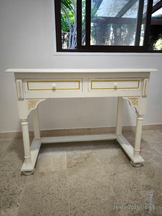 Mesa escritorio blanca y dorada