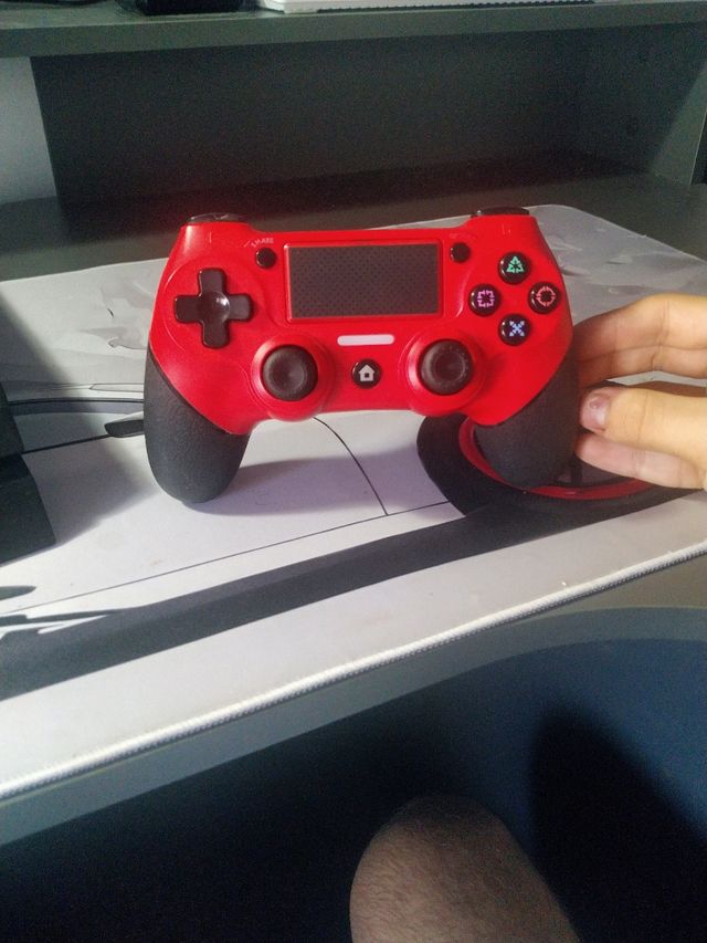 Ps4 + mando inalámbrico rojo.