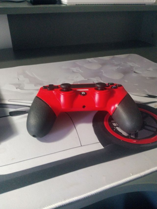 Ps4 + mando inalámbrico rojo.