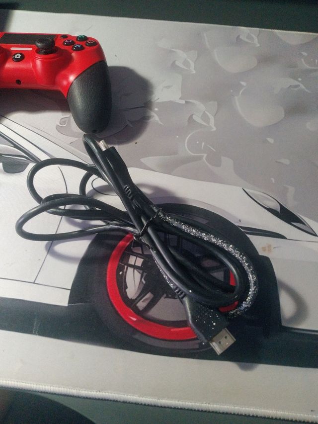 Ps4 + mando inalámbrico rojo.