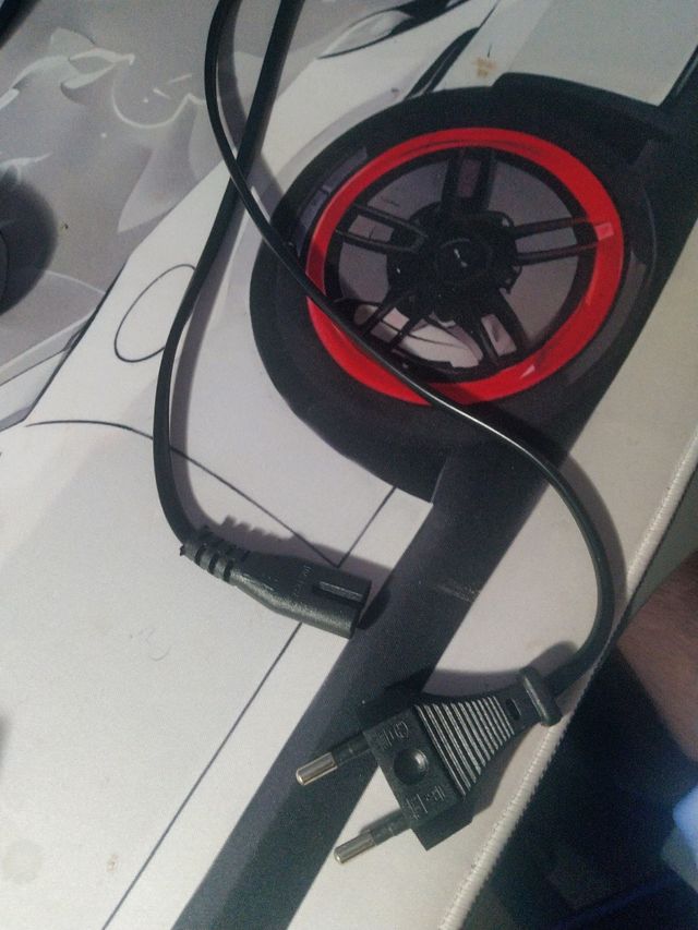 Ps4 + mando inalámbrico rojo.